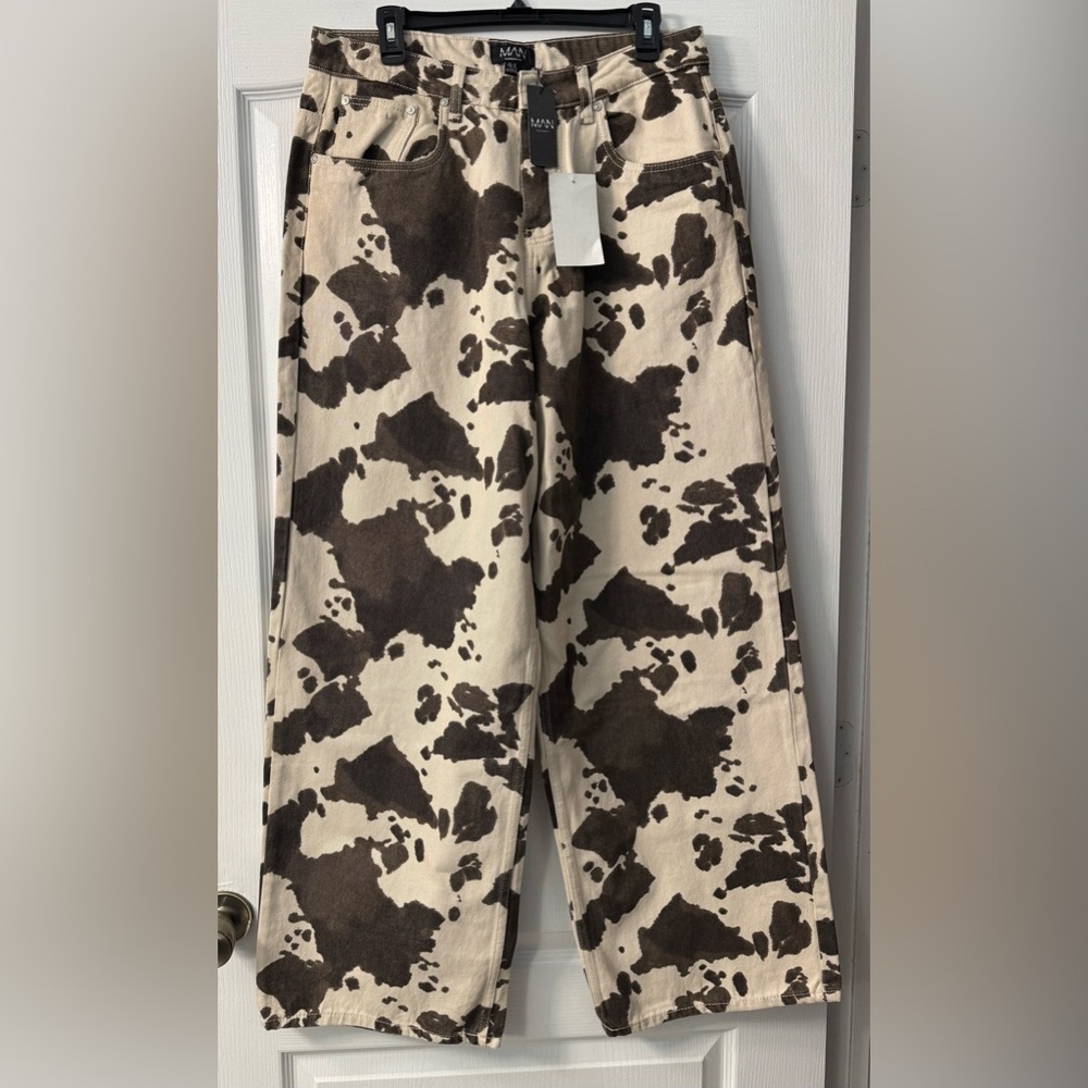 BoohooMAN Tall Washed Baggy Fit Cow Print Jeans - Picture 4 of 14
